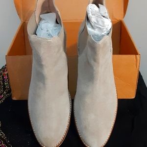 Suede Chelsea ankle boot size 10(ladies) tan, medium width